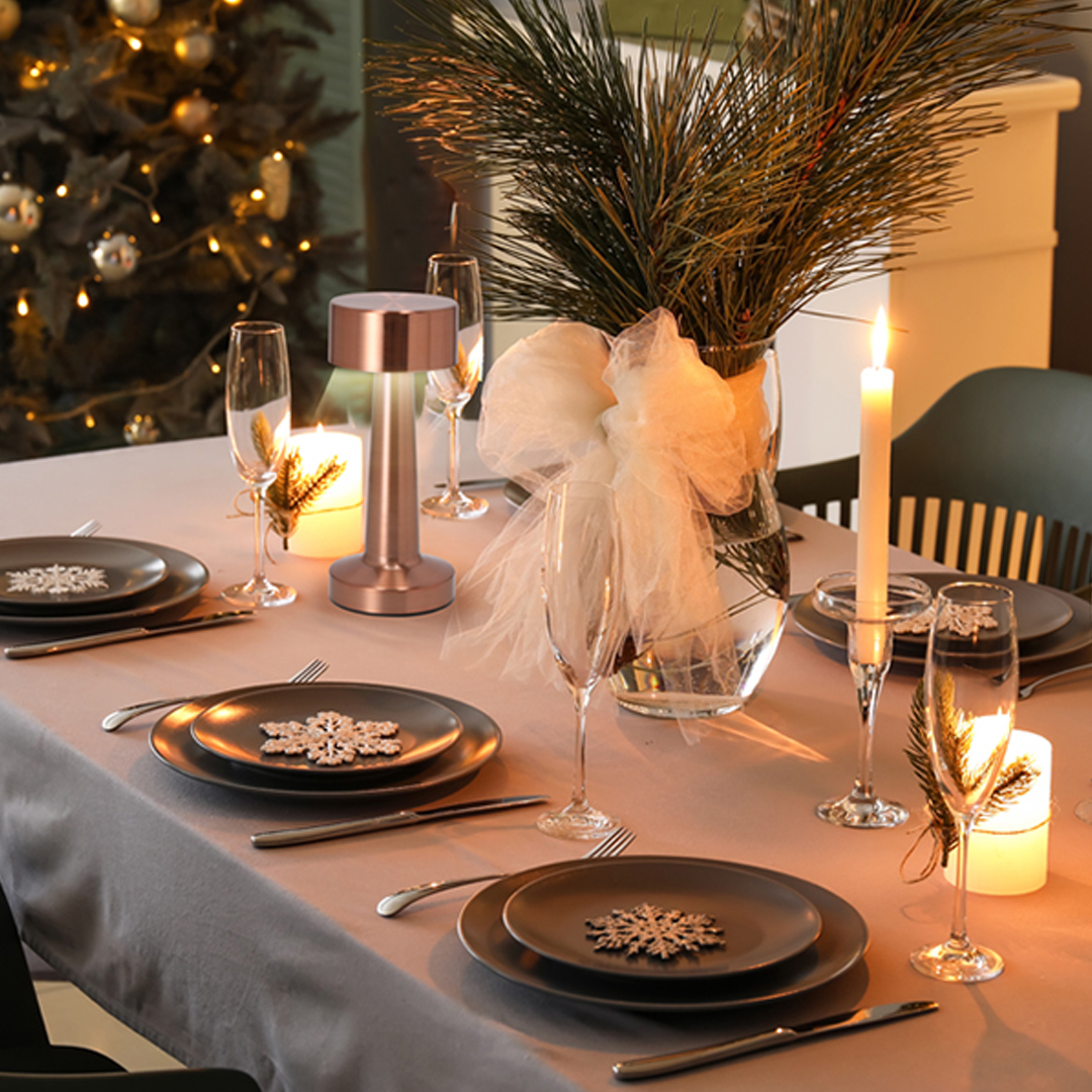 Dining,Table,With,Beautiful,Setting,For,Christmas,Celebration,In,Festive Lámpara Rosity
