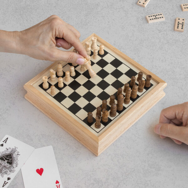 alt_promocional_publicitario_Juego-Cartas_Dados_EN20_contexto-ajedrez Set de juegos "JAVFAN"