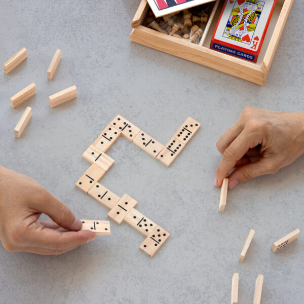 alt_promocional_publicitario_Juego-Cartas_Dados_EN20_contexto-domino Set de juegos "JAVFAN"