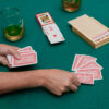alt_promocional_publicitario_Juego-Cartasx2_Dados_EN22_contexto Set de juegos "PLAYER 2"