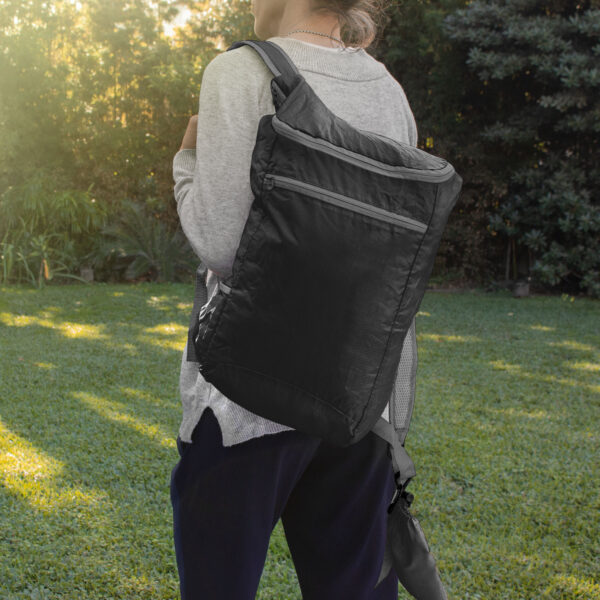 alt_promocional_publicitario_mochila_pegable_C568_negro-contexto-2 Mochila "OPTIMA"